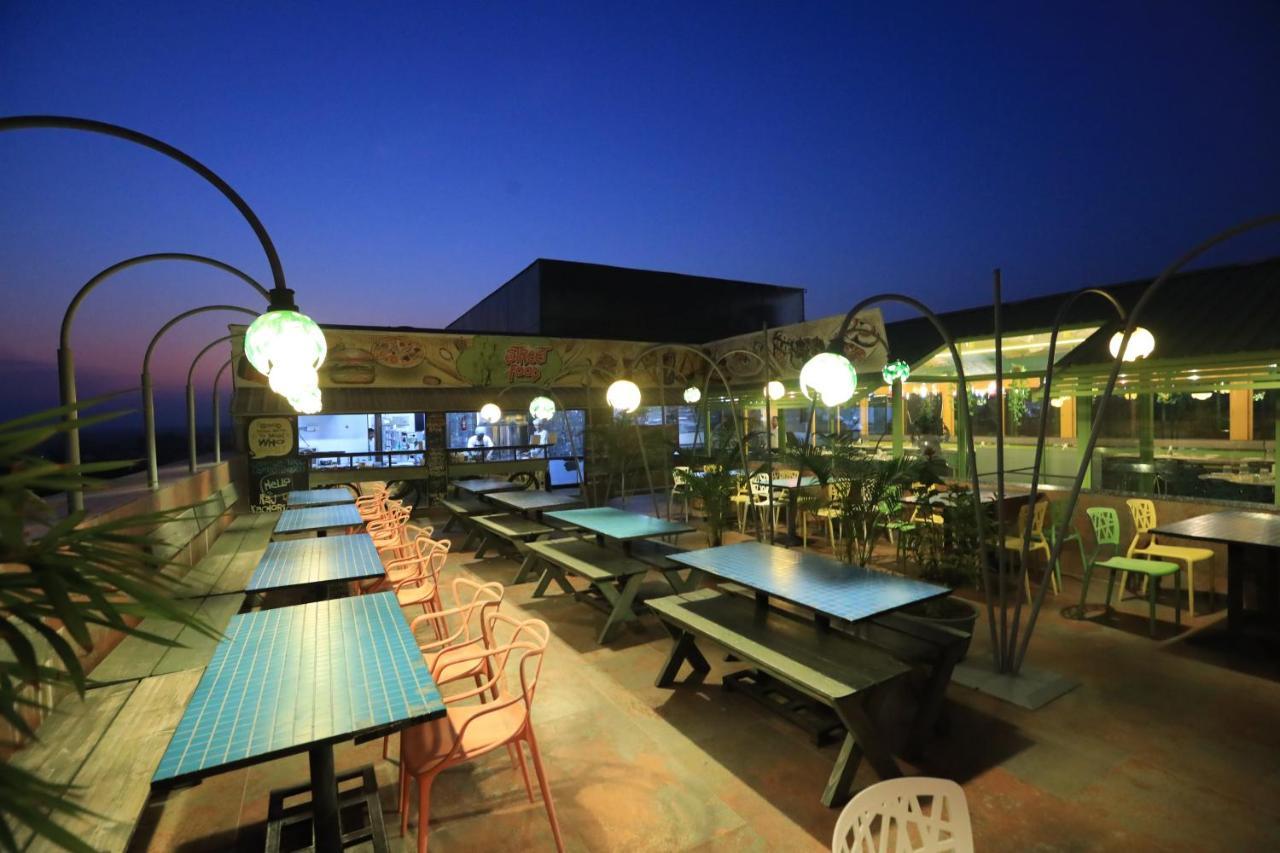 Humming Bird Hotel & Banquet Ānand Kültér fotó