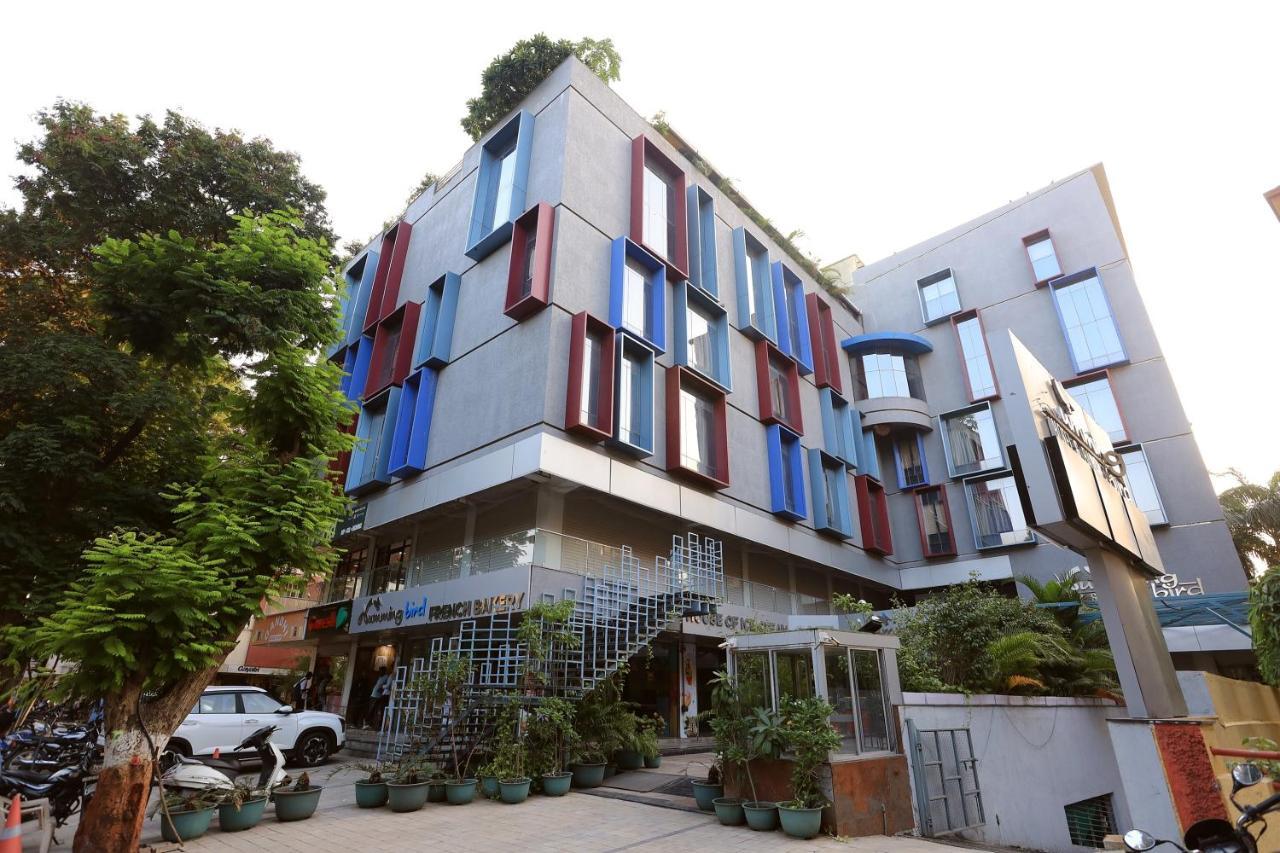 Humming Bird Hotel & Banquet Ānand Kültér fotó