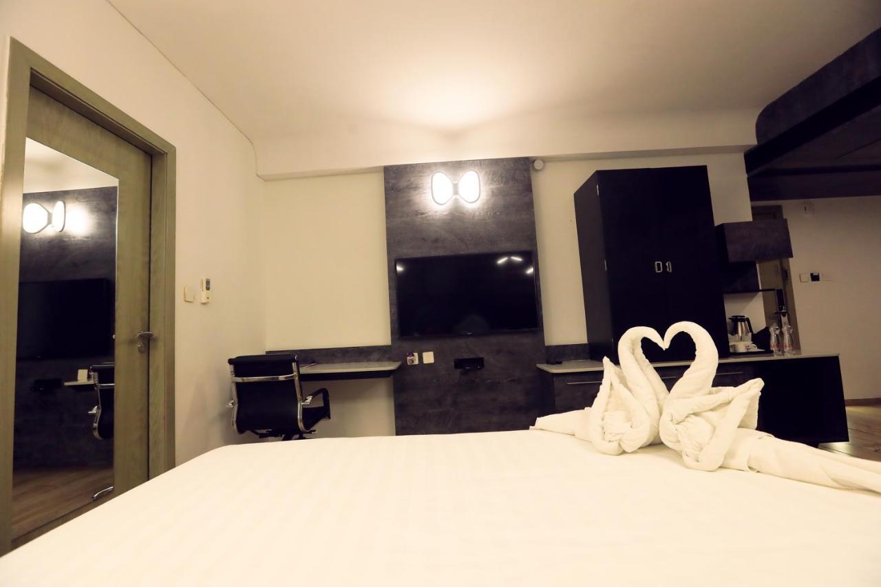 Humming Bird Hotel & Banquet Ānand Kültér fotó
